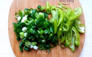 青辣椒炝荷包蛋的做法步骤：2