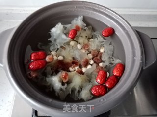 银耳百合莲子羹的做法步骤：2