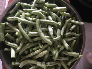 干煸豆角的做法步骤：2