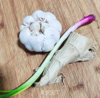 蒜香龙虾尾的做法步骤：1