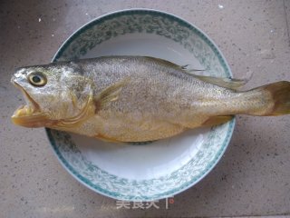清蒸黄花鱼的做法步骤：1