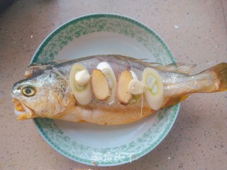 清蒸黄花鱼的做法步骤：2