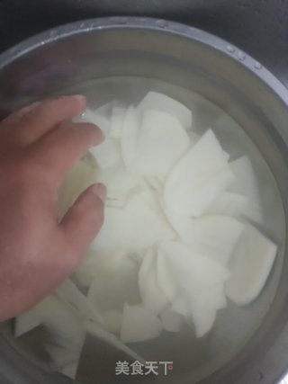 凉拌酸辣土豆片的做法步骤：2