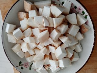 杏鲍菇炒鸡丁的做法步骤：2