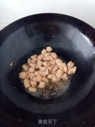 杏鲍菇炒鸡丁的做法步骤：5