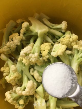 干炒肉丝拌花菜的做法步骤：1