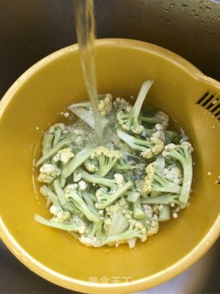 干炒肉丝拌花菜的做法步骤：2