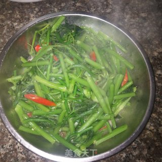炒南瓜藤的做法步骤：1