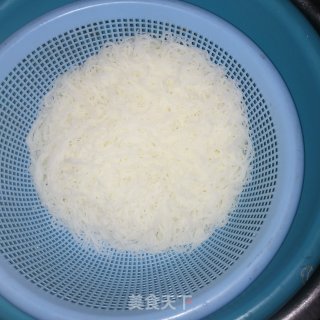 家常炒米粉的做法步骤：1