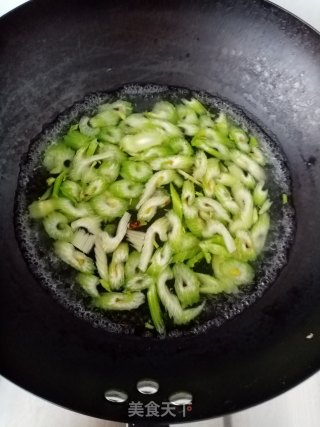 西芹炒百合的做法步骤：3