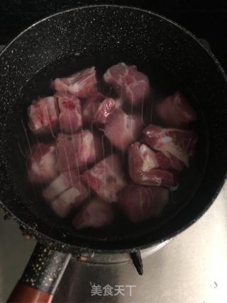 咸菜焖排骨的做法步骤：1
