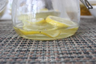 夏日特调：酸甜爽口的蜂蜜百香果柠檬水的做法步骤：3