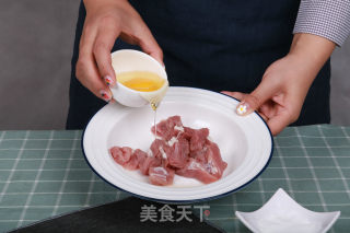 凤梨咕咾肉——色香味俱全到让你停不下来的做法步骤：2