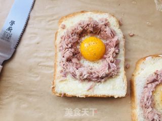金枪鱼太阳蛋吐司的做法步骤：2