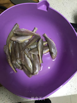炸黄花鱼的做法步骤：1