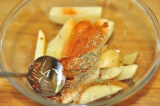 鸡肉酪梨沙拉拌凉面佐烤薯角的做法步骤：1