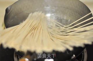 鸡肉酪梨沙拉拌凉面佐烤薯角的做法步骤：7