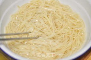 鸡肉酪梨沙拉拌凉面佐烤薯角的做法步骤：8