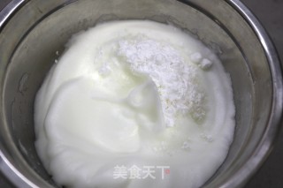 无油少糖酸奶戚风蛋糕的做法步骤：7