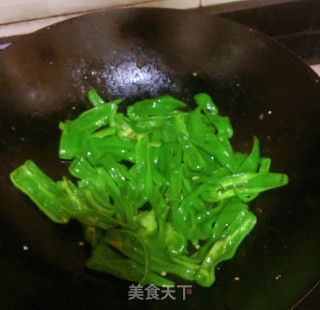 青椒拌皮蛋的做法步骤：1