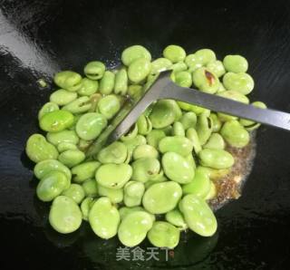 油焖蚕豆的做法步骤：3