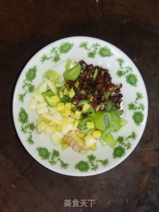 腊肉炒杂蔬的做法步骤：4