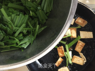 韭菜炒豆腐的做法步骤：8