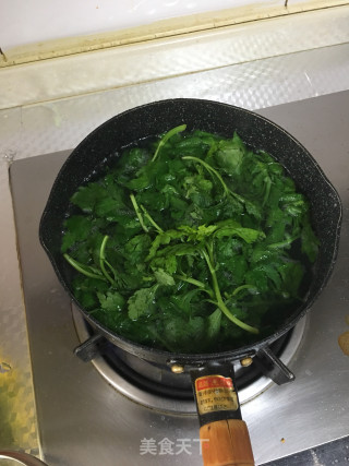 菊花叶鱼圆汤的做法步骤：1