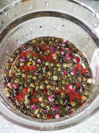 枸杞菊花玫瑰茶的做法步骤：3