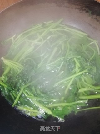 凉拌菠菜绿豆粉皮的做法步骤：1