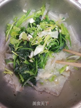 凉拌菠菜绿豆粉皮的做法步骤：4