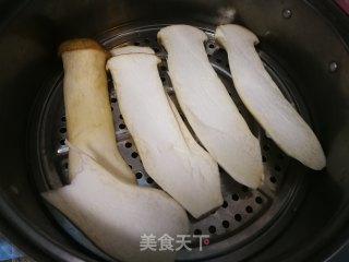 凉拌手撕杏鲍菇的做法步骤：2