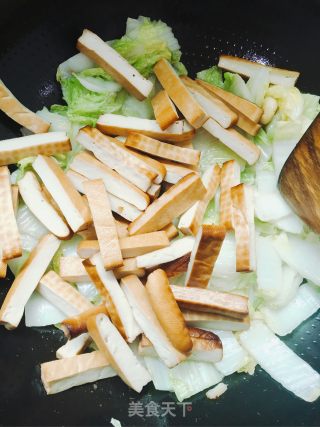 白菜炒烟熏干的做法步骤：6