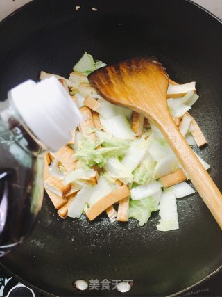 白菜炒烟熏干的做法步骤：7