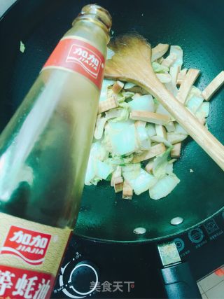 白菜炒烟熏干的做法步骤：8
