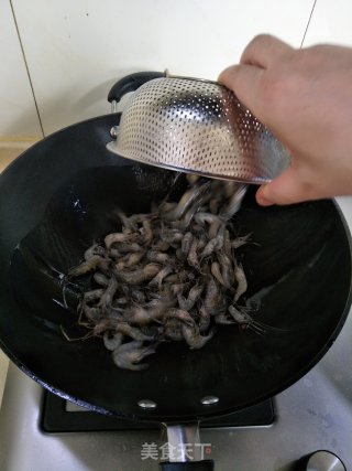 爆炒河虾的做法步骤：3