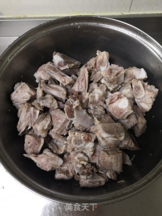 土豆烧小排的做法步骤：2