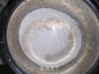 发面韭菜鹅蛋馅饼的做法步骤：1
