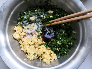 发面韭菜鹅蛋馅饼的做法步骤：10