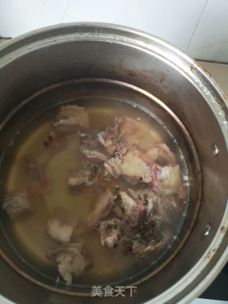 青椒排骨的做法步骤：1