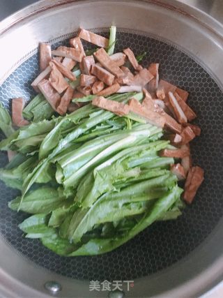 五香豆干炒油麦菜的做法步骤：5