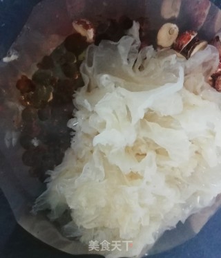桃胶甜汤的做法步骤：1