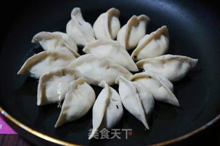 婆婆丁馅水煎饺的做法步骤：6