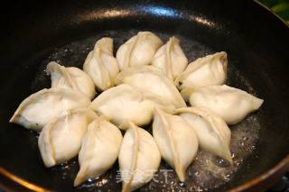 婆婆丁馅水煎饺的做法步骤：7