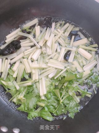 豆干木耳炒香芹的做法步骤：4