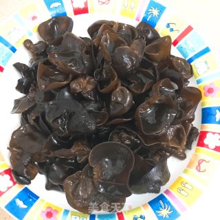 黑木耳炒白菜的做法步骤：1