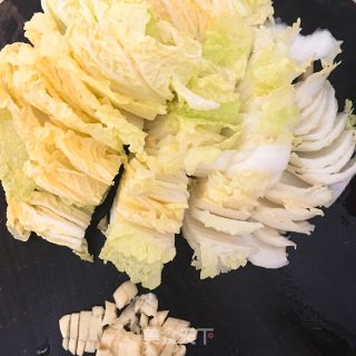 黑木耳炒白菜的做法步骤：2