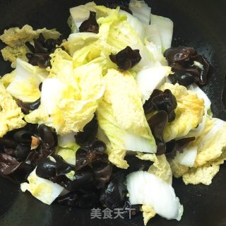 黑木耳炒白菜的做法步骤：6