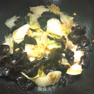 黑木耳炒白菜的做法步骤：7