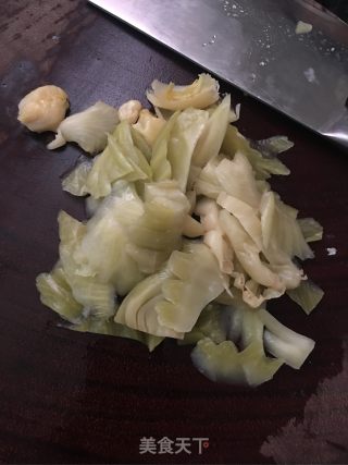 咸菜炒肉饼的做法步骤：2